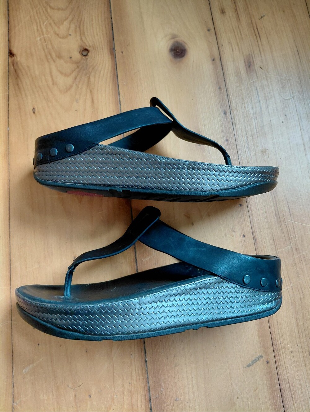 BLACK LEATHER FITFLOPS WITH STUDS AND SILVER METALLIC TEXTURED BOTTOMS
